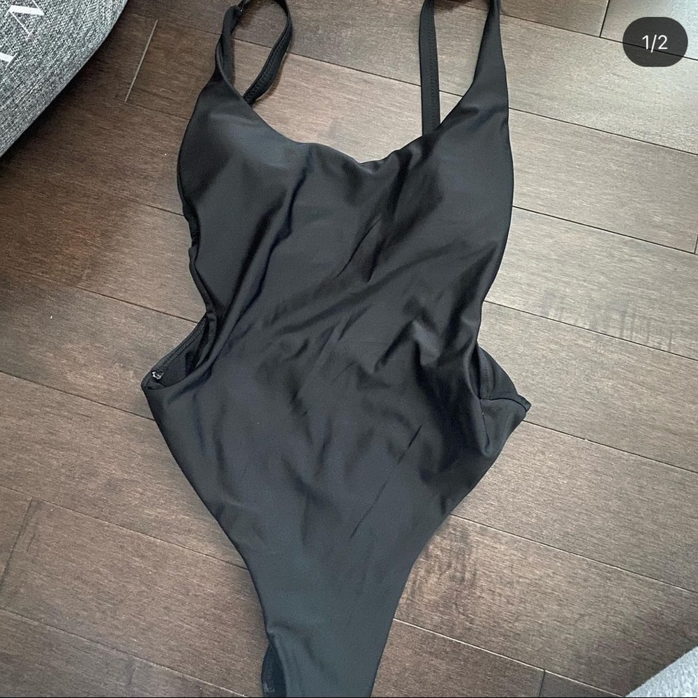 One piece - Picture 2 of 2